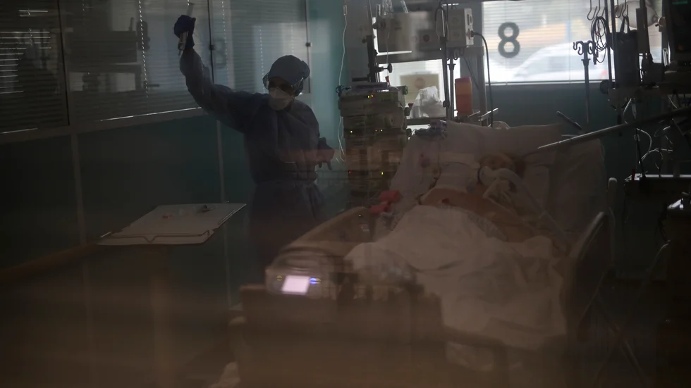 Vårdpersonal tar hand om en covidpatient på ett sjukhus i franska Marseille.