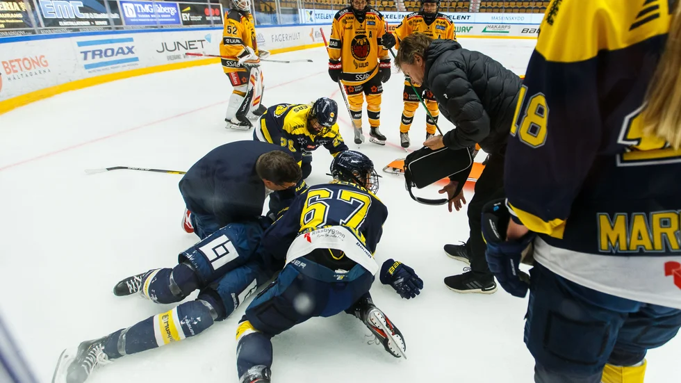 Julia Tylke i HV71 fick bäras ut på bår.