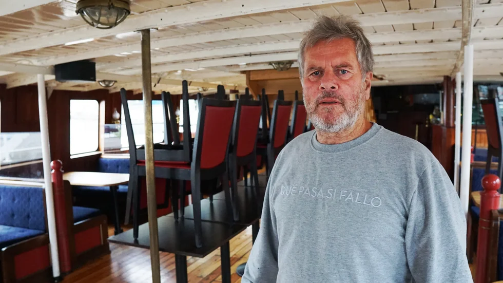 Toomas Rais inne i restaurangbåten Simson. Han vill att båten ska kunna ligga kvar i sitt nuvarande läge.