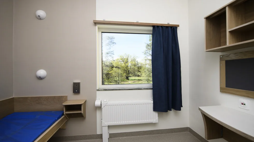26-åringen var på väg till Skenäsanstalten (bilden) när han krockade utanför Norrköping.