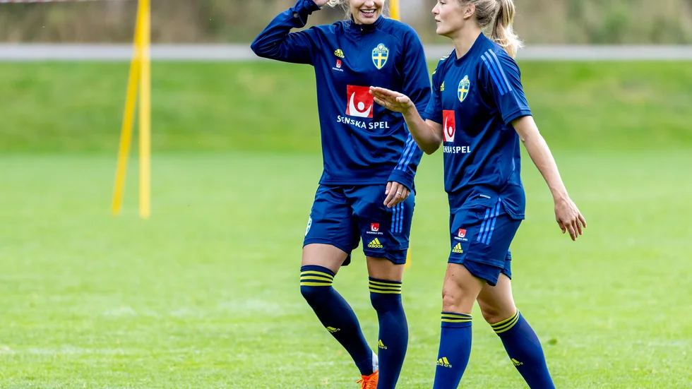 Nathalie Björn och Magdalena Eriksson under damlandslagets träning inför torsdagens EM-kvalmatch mot Ungern i Göteborg.