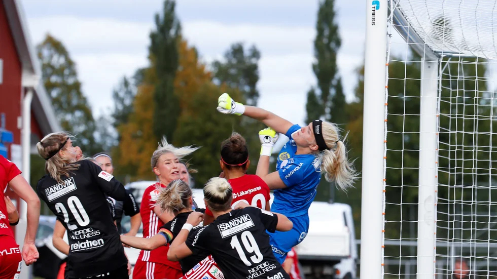 Uppsalas målvakt Emma Holmgren boxar undan bollen vid en av Piteås många målchanser. Hemmalaget sköt 19 skott, varav 10 gick på mål och två i ribban.