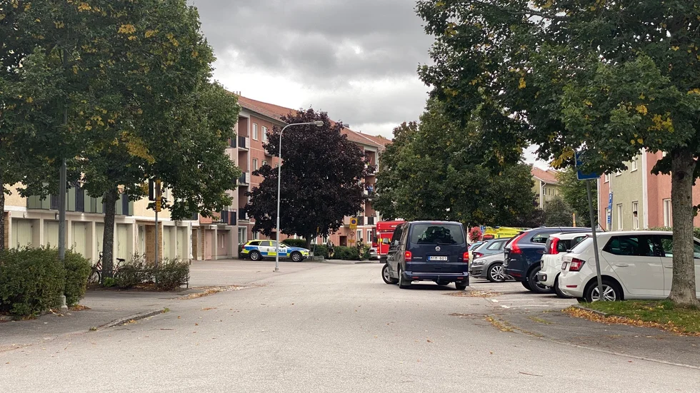 Räddningstjänst och polis på plats på brandplatsen.