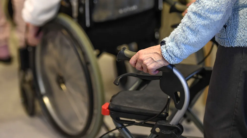Antalet personer på äldreboende som får konstaterad covid-19 fortsätter att avta. Arkivbild.