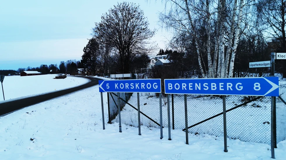 Det är här på väg 1022 mot Korskrog som hastigheten höjts till 70 km/h. Förbi skolans fotbollsplan och förbi "Skolskogen" vid björkarna. 