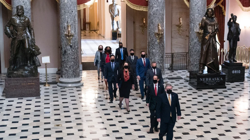 Representanthusets demokratiska åklagarteam på väg in i senaten. Näst längst fram går processledare Jamie Raskin, som till vardags representerar Maryland i representanthuset.