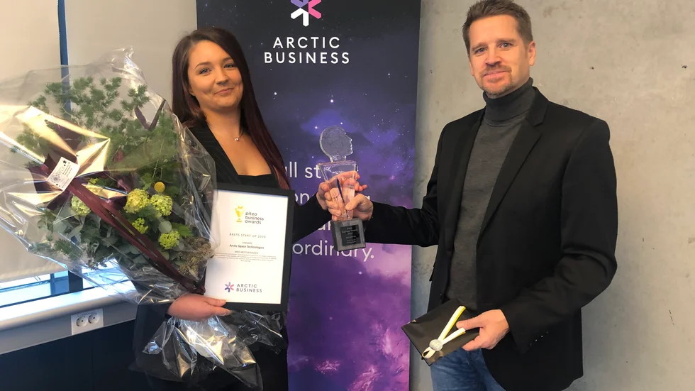 Sandra Nilsson från Arctic Space Technologies, tar emot utmärkelsen Årets Start Up av juryordförande Göran Carlson, Arctic Business. "Det känns jätteroligt", säger hon och berättar att etableringen i Piteå är i full gång.