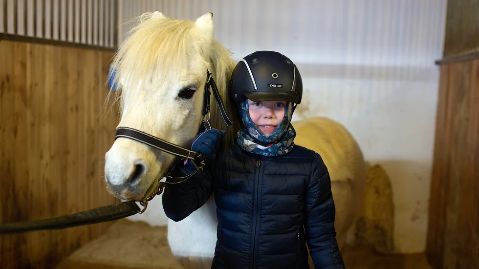 Wilda Beijer, 7, har ridit en dryg termin och längtar efter att få lära sig galoppera. 