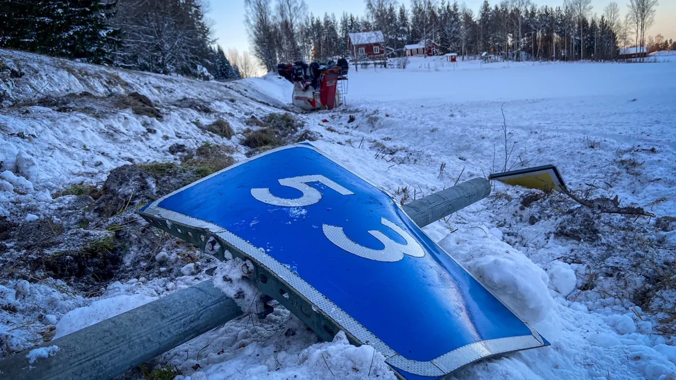 En man i 50-årsåldern avled på torsdagen efter en trafikolycka på riksväg 53. 