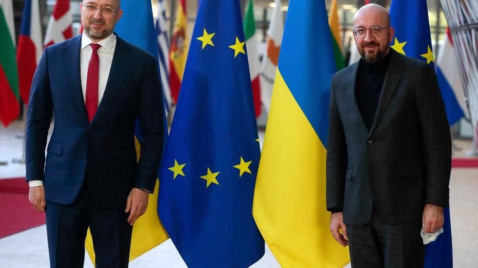 Ukrainas premiärminister Denys Sjmyhal (till vänster) träffar EU:s rådsordförande Charles Michel i Bryssel. Från EU får Ukraina och andra forna sovjetrepubliker nu ytterligare stöd för covid-19-vaccineringen. Arkivfoto.
