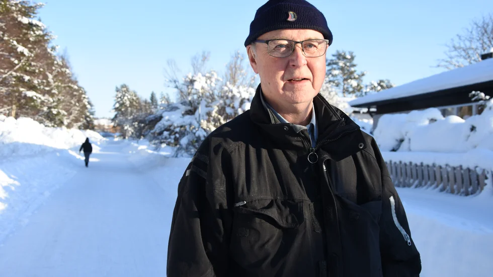 Birger Kumppani, 82-årig språknörd, delar ut dikter till grannskapet under pandemin. "Jag skriver om allting, jämt" säger han. 