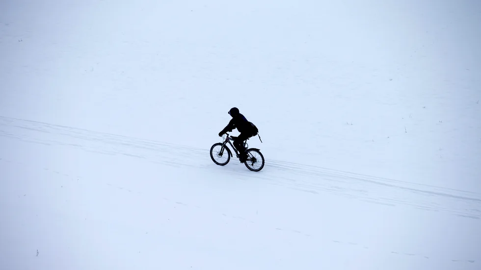 Snöröjningen av cykelbanorna i Enköping måste bli bättre skriver signaturen Cyklar gärna även på vintern. (Bilden är tagen på ett annat ställe).