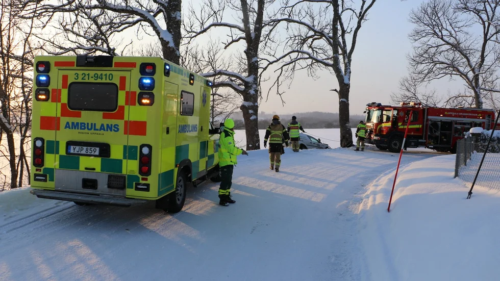 Bilen körde i diket i samband med en kurva.