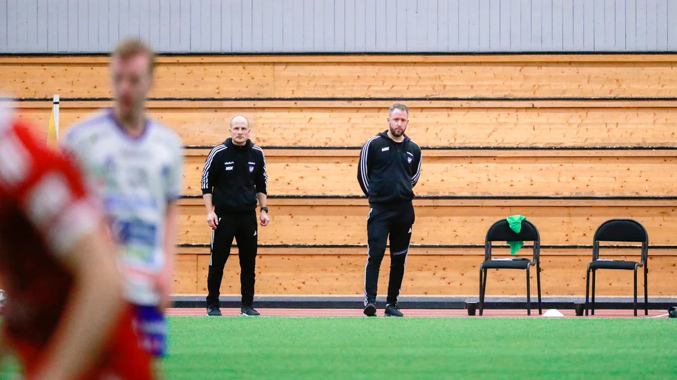 Tränare Daniel Engberg, th, kunde bara konstatera att IFK Luleå föll mot ett bättre lag.