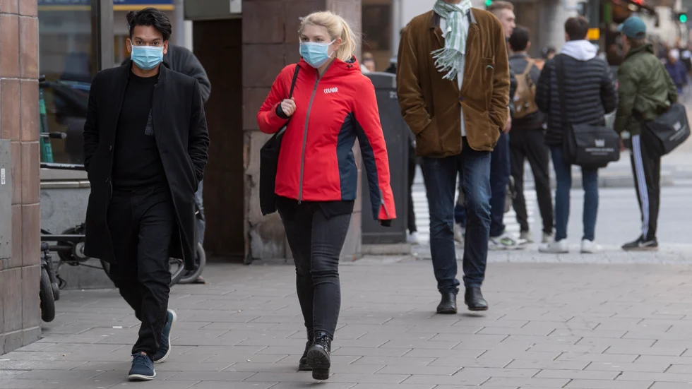 Människor iförda munskydd på Kungsholmen i Stockholm. Arkivbild.