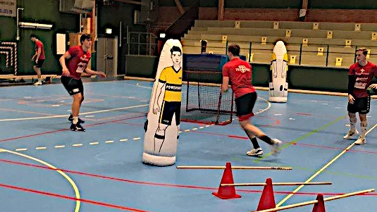 Arvid Boquist på väg att täcka skott. Den lovande 15-åringen tränar med a-laget ett pass i veckan, berättar tränaren Rickard Bäcklin.