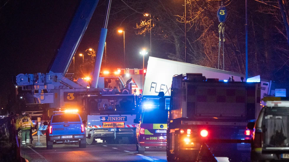 Lastbilen hamnade i diket efter olyckan och fick lyftas med kran under räddningsinsatsen.