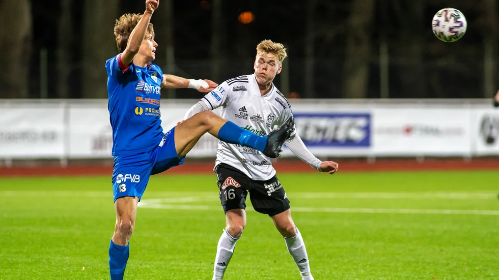 Markus Uppling var på språng en del, men här stoppas han av Linköping Citys försvar. Motala AIF ömsar nu skinn, står allt mer klart.