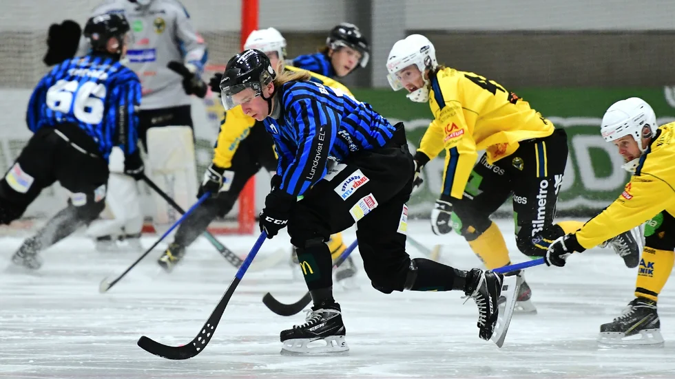 Nils Bergström var tillbaka iu Sirius lag efter att ha missat Sandvikenmatchen. Han spelade en av huvudrollerna, inte minst i den andra halvleken. Här åker han ifrån ett par gulklädda Brobergsspelare.