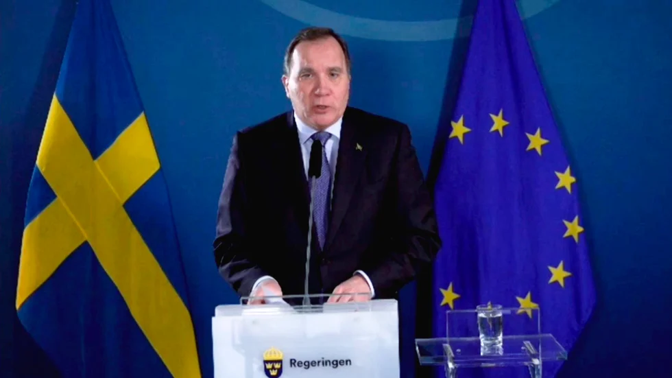Statsminister Stefan Löfven i full färd med att förklara vilka som har ansvar för coronakrisen. 