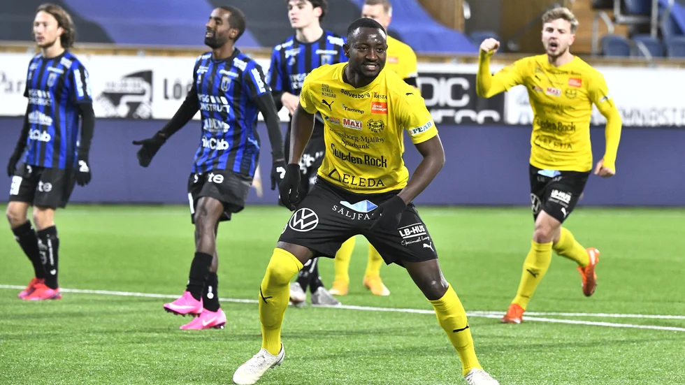Mjällbys Moses Ogbu jublar efter sitt 1–0-mål på straff borta mot Sirius.