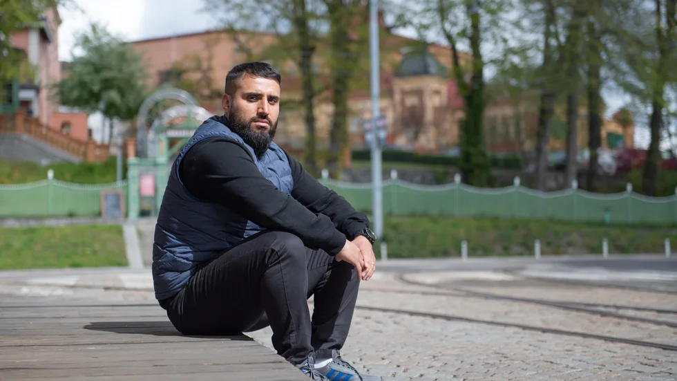 Mehdi Adnan Mossa, före detta ungdomskriminell, vittnar om hur hans föräldrar inte visste vad han gjorde utanför hemmet. Ledarskribenten välkomnar möjligheten att driva igenom insatser även utanför föräldrarnas tillåtelse, men poängterar ändå det viktiga föräldraansvaret.