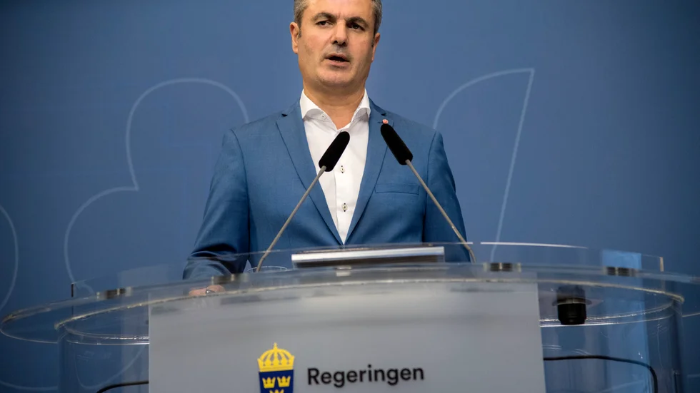 Ibrahim Baylan kommer hålla presskonferens ihop med Folkhälsomyndigheten och Svensk Handel om de nya reglerna. 