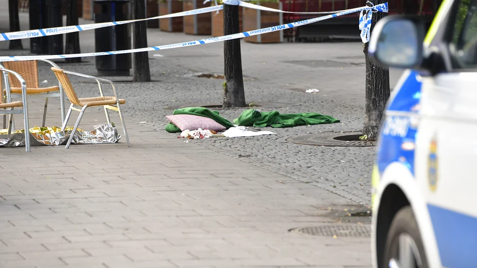 Polisens avspärrningar vid brottsplatsen i Kungsträdgården den 1 juli i år.
