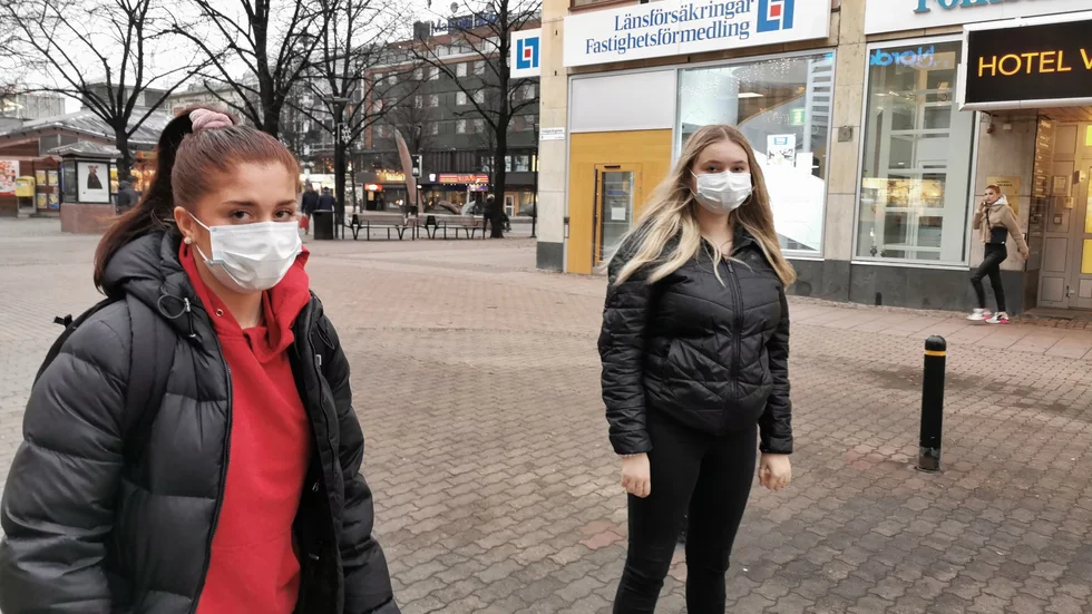 Zahraa Alsamarrai och Vera Degerfeldt upplevde trängsel på Anderstorpsgymnasiet och startade därför en namninsamling för att gå över till fjärrundervisning.