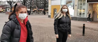 Vera och Zahraa startade namninsamling på skolan