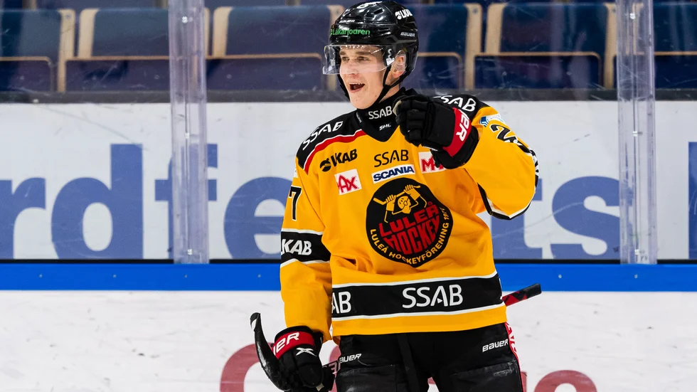 Nils Lundkvist jublar efter sitt andra powerplay-mål borta mot Färjestad.