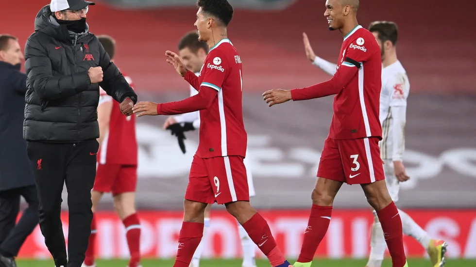 Liverpools tränare Jürgen Klopp tackar spelarna efter segermatchen mot Leicester.