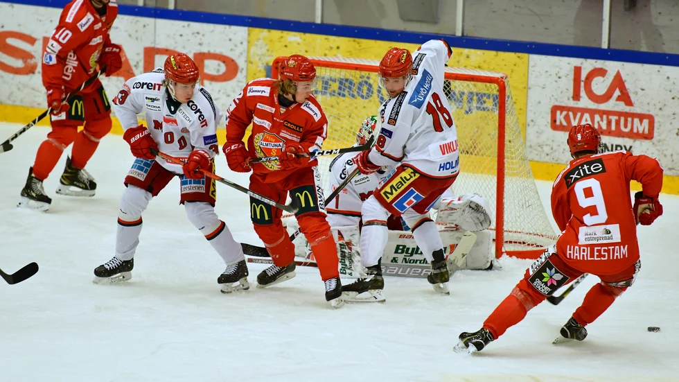 Det blir ingen match för Almtuna hemma mot Västervik på fredag på grund av covid-19-smitta i Smålandsföreningen. På bilden spelar Almtuna mot Modo.
