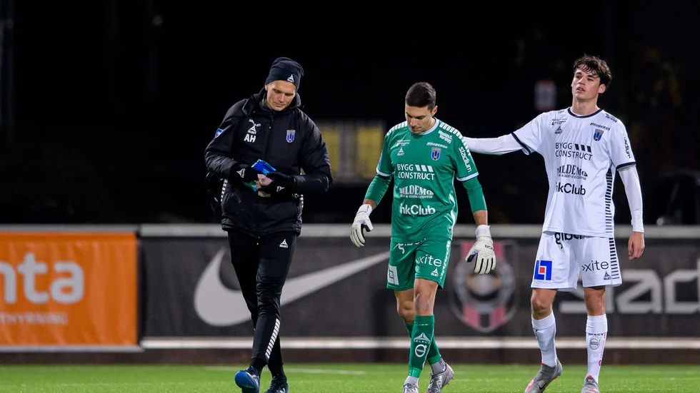 Jonathan Viscosi tillsammans med Anton Hagberg och Jamie Roche i matchen mot BP som han tvingades bryta. 