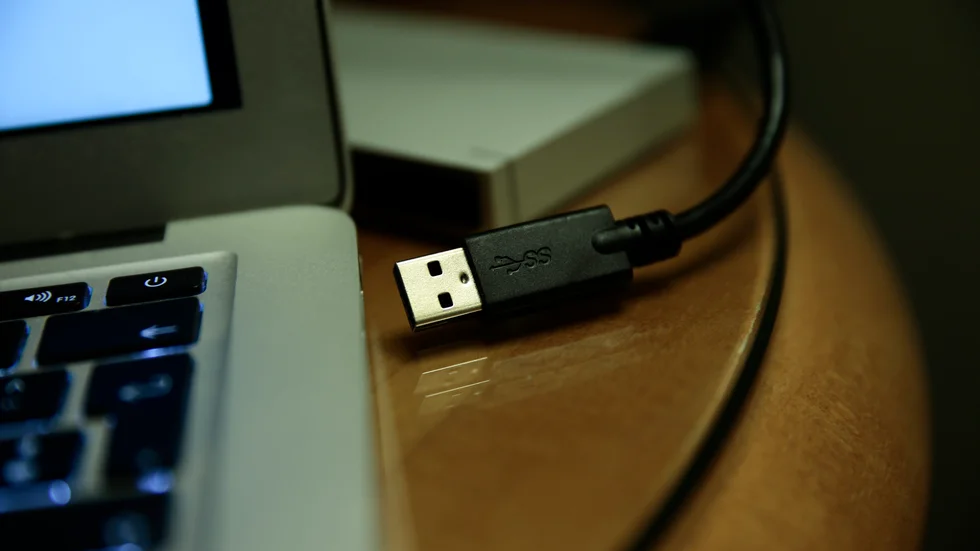 USB-kabeln innehåller kemikalier över gränsvärdet i EU:s POPS-förordning. 