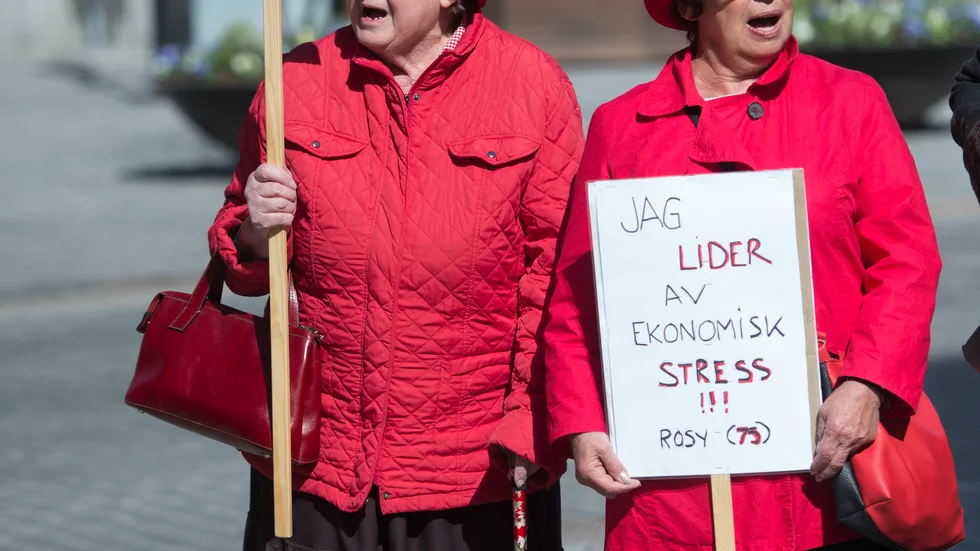 "Det är sorgligt att se två partier med sitt ursprung i arbetarrörelsen utlova bidrag istället för att stärka en inkomstbaserad socialförsäkring", skriver debattören i ett svar på inlägget "Mer i plånboken för de med lägst pension".