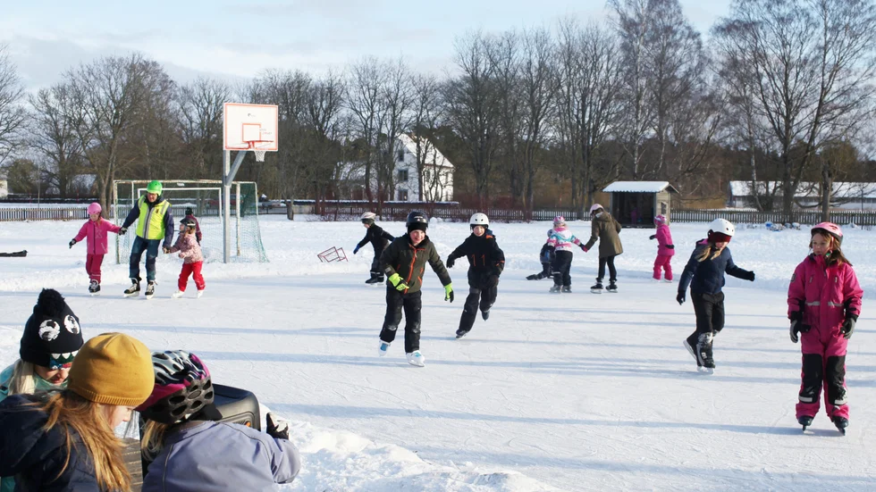 Basketplanen har blivit skridskoarena i Sanda.