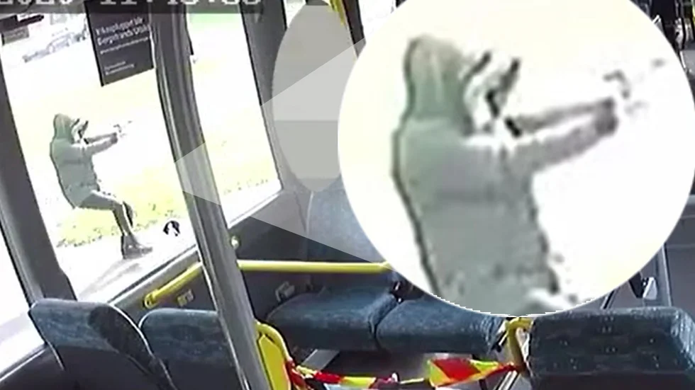 Gärningspersonen är en man eller kvinna, klädd i en grönaktig jacka. Personen har åkt från platsen på en elsparkcykel. Nu hoppas polisen att de som känner igen personen på filmen, ska höra av sig.