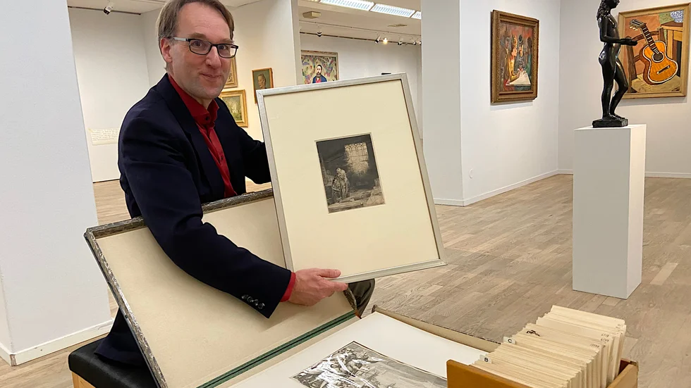 Martin Sundberg, intendent med ansvar för samlingen på Norrköpings Konstmuseum, med en etsning av Rembrandts Doktor Faust från mitten av 1600-talet.