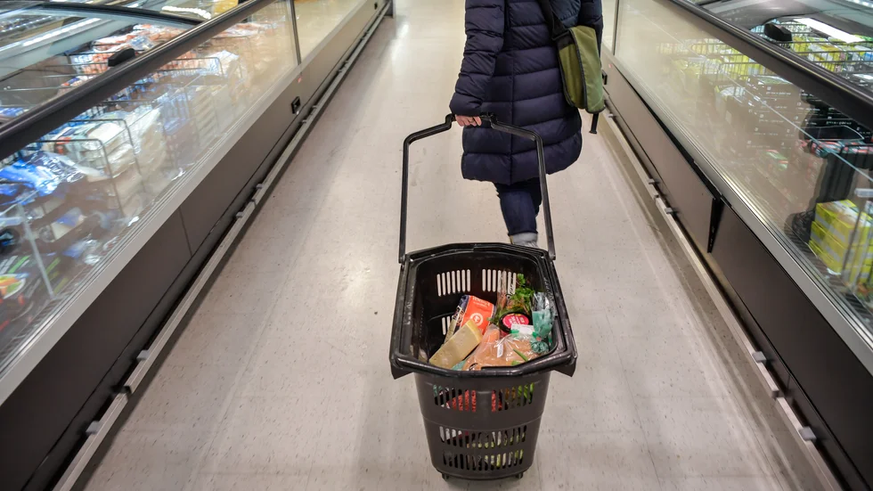 Anställda inom handels kan inte jobba hemifrån och det är en grupp som glöms bort i pandemin anser insändarskribenten. 