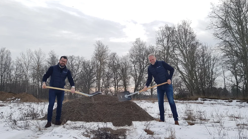 Första spadtaget. Christoffer Dahlberg och Daniel Lind hugger in i grushögen och tar första spadtaget till Smart yta-konceptet i Åtvidaberg. Här ska en stor industribyggnad med 20 enskilda fastigheter byggas.