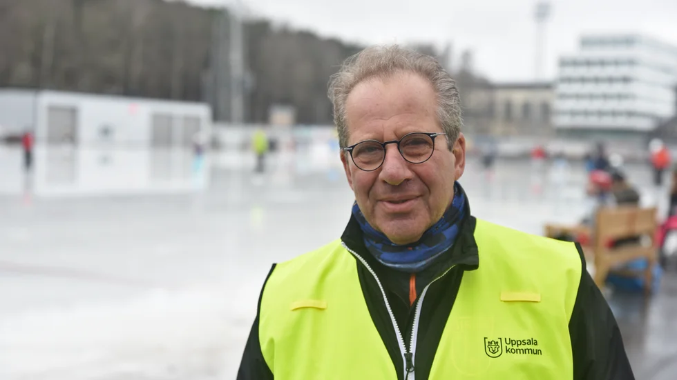 Peter Levin är en av de många trängselvärdar som håller koll på Studenternas. Han berättar att vaktandet kommer fortsätta två veckor till efter sportlovet.