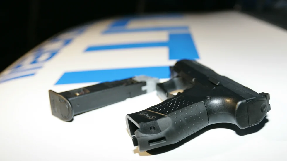 En pojke misstänks för vapenbrott efter att han haft med sig en kolsyrepistol i bilen. Bilden föreställer inte det aktuella vapnet, utan är taget i ett annat sammanhang.