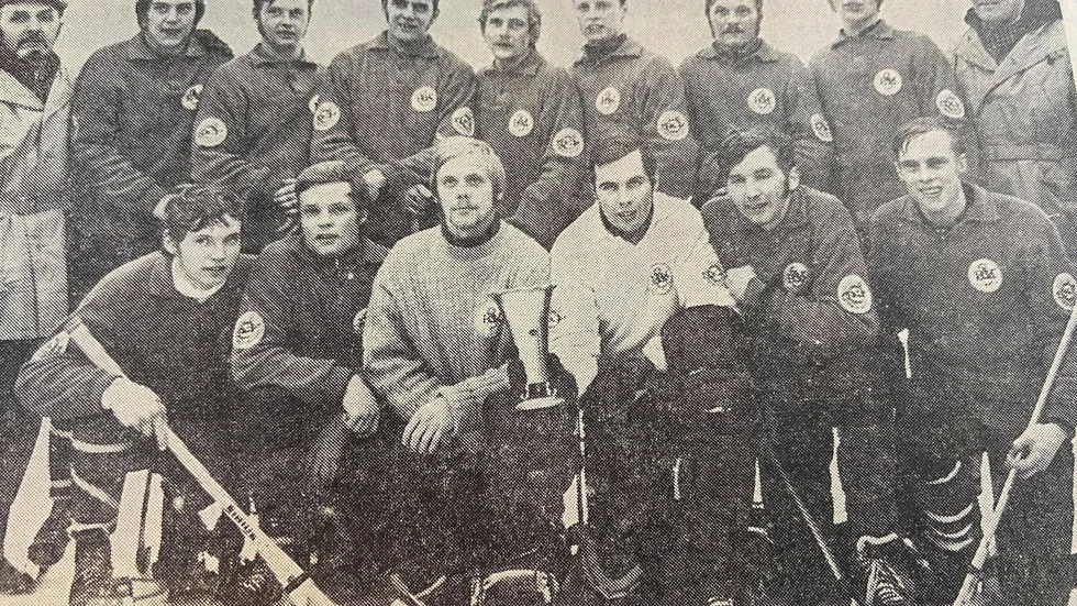Kuriren för 50 år sedan: KSK:s reservlag vann SM för tredje gången. Laget består av, övre raden fr v: lagledare Gösta Nordberg, Peter Edrenius, Tommy Lindén, Per-Olof Eek, Tommy Carlsson, Melvin Gustafsson, Kenneth Larsson, Leif Hallin, lagledare Sig Jolind. Knästående: Glenn Eriksson, Hans Wagneryd, Stefan Larsson, Hans Olsson, Krister Andersson och Torkel Sundkvist.
