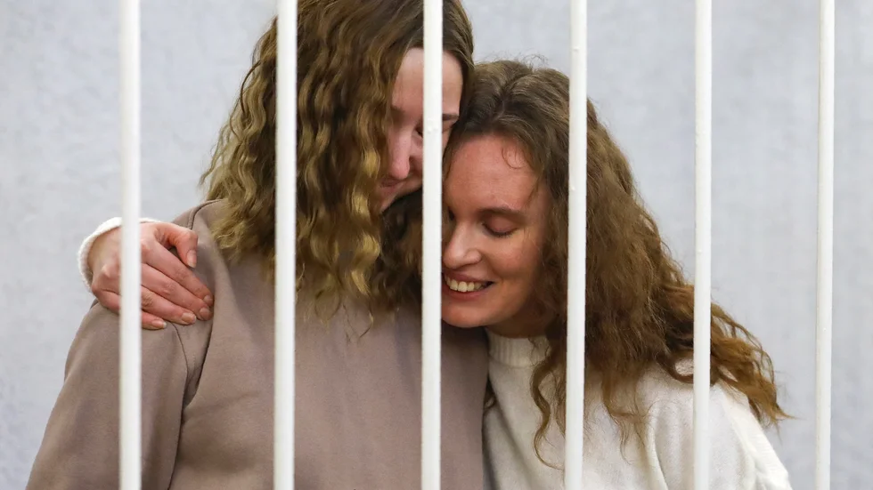 Journalisterna Daria Chultsova (till vänster) och Katerina Bachvalova i rätten i Minsk den 9 februari.