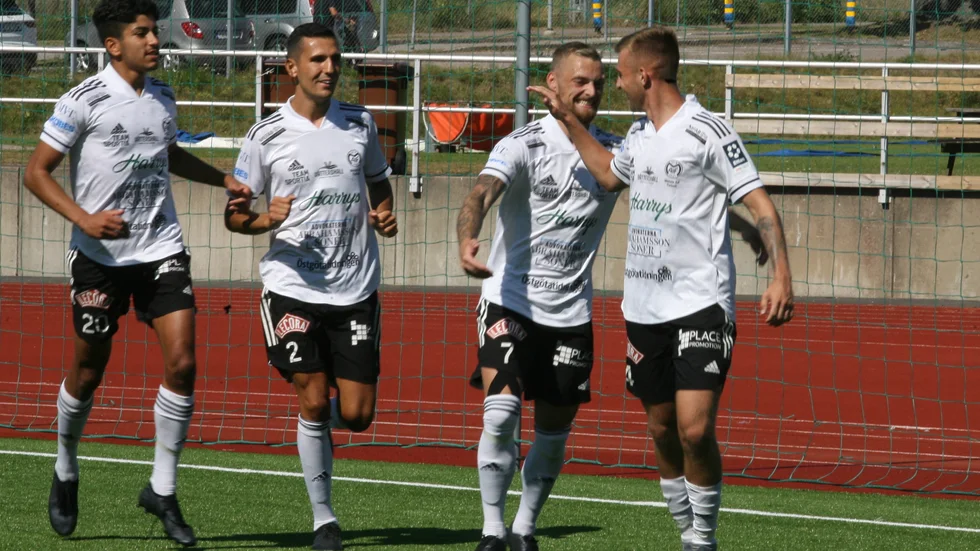 Ahmed Qasem har gått till Elfsborg, Elmer Civgin till Linköping och Adam Rubin till Assyriska Jönköping. Men Jesper Merbom Adolfsson ser ut att bli kvar i Motala AIF.