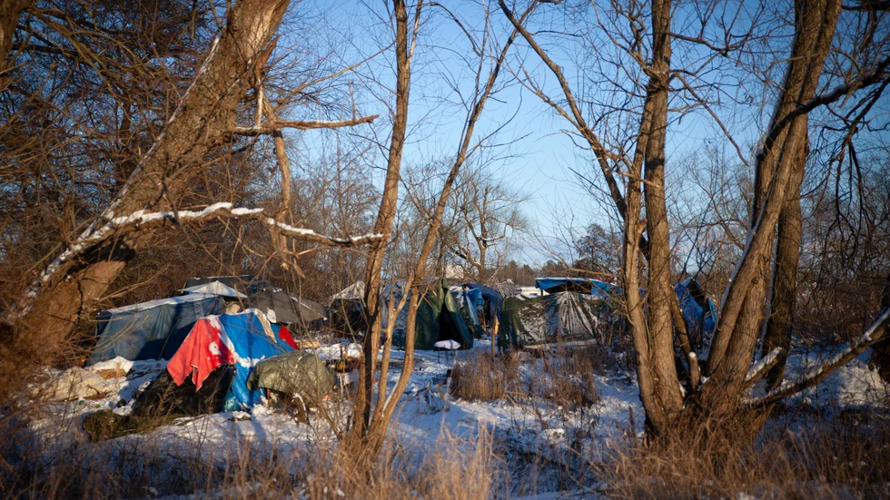 Migranterna har valt en avlägsen plats. Ändå upplever Linköpingsbor att deras tält stör och skapar otrygghet. Det är inte heller tillåtet att campa på allmän plats.