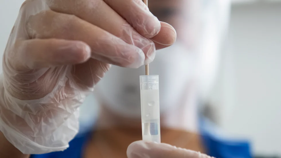 En sjuksköterska i skyddsutrustning som utfört ett covid-19-test på en patient. Arkivbild.