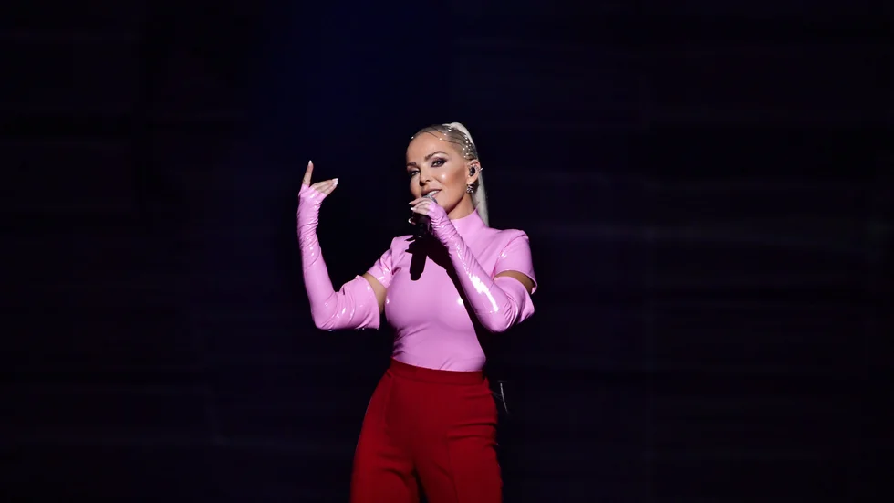 Tess Merkel solosatsar i Melodifestivalen. Pressbild.