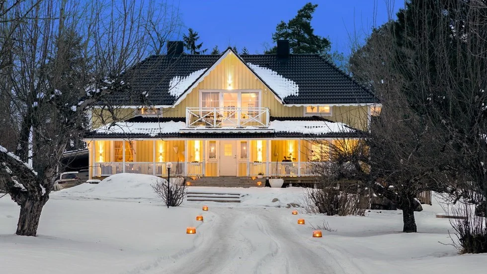I huset finns tre kaminer. Vardagsrummet har en täljstenskamin, i ett sovrum finns en rustik hörnkamin och i allrummet finns en braskamin.